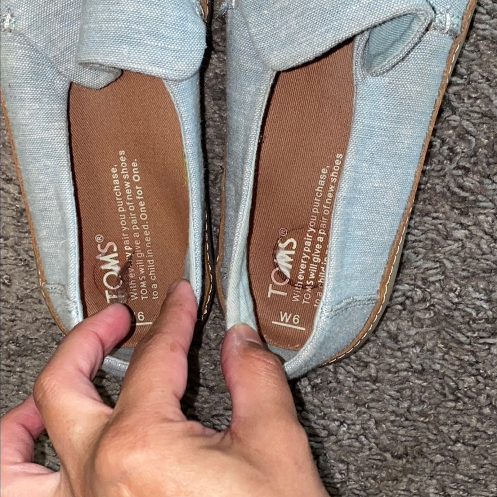 TOMS slip ons - Picture 3 of 3